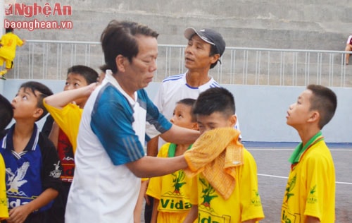 HLV đội NĐ Thái Hòa chăm sóc các em.