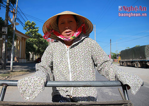 Hàng ngày, không quản nắng mưa, sương gió, bà Phạm Thị Lan vẫn mải miết với việc đạp xích lô, chở hàng để mưu sinh.