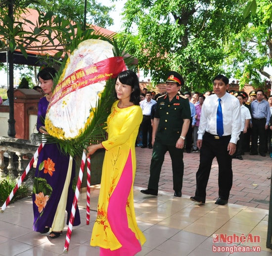 Các đồng chí Ủy viên Trung ương Đảng Nguyễn Trọng Nghĩa và Nguyễn Đắc Vinh dâng lẵng hoa tười của các đồng chí lanh đọa Đảng và Nhà nước lên anh linh đồng chí Hồ Tùng Mậu