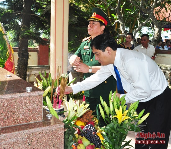 Trung tướng Nguyễn Trọng Nghĩa và đồng chí Nguyễn Đắc Vinh dâng hương tại khu mộ đồng chí Hồ Tùng Mậu