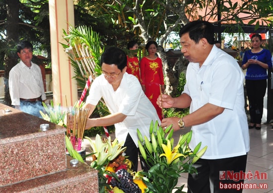 Các đồng chí Nguyễn Xuân Sơn và Nguyễn Xuân Đường dâng hương trước phần mộ đồng chí Hồ Tùng Mậu 