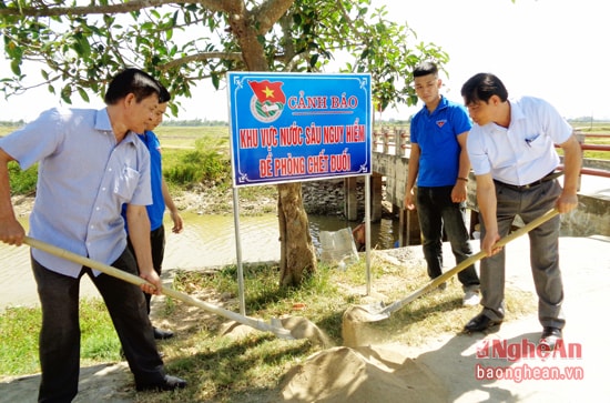 Cắm biểm cảnh báp tai nạn đuối nước tại sông Hoàng Cần đoạn qua xã Hưng Tân