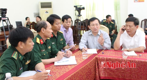 Đồng chí Đinh Viết Hồng, Phó Chủ tịch UBND tỉnh tại sở chỉ huy tìm kiếm.