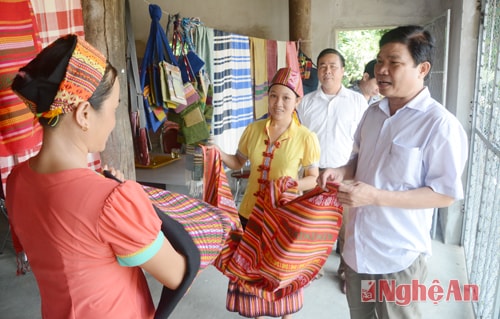 Thổ cẩm Môn Sơn - Con Cuông