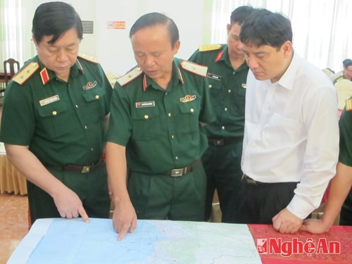 Đồng chí Nguyễn Đắc Vinh, Bí thư Tỉnh ủy Nghệ An tại Sở chỉ huy tìm kiếm.