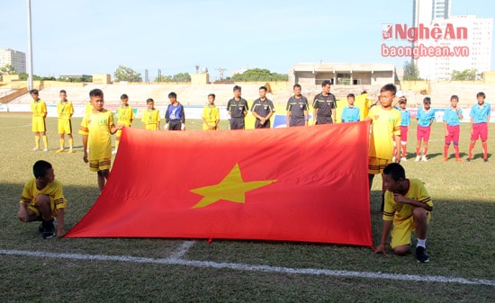 Hai đội thực hiện nghi thức chào cờ trước trận.