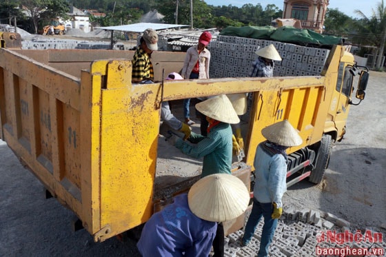 Nghề bưng sò, thực chất là nghề bê, vác gạch táp lô. Nghề này chỉ bắt đầu phát sinh trong khoảng 5 năm trở lại đây khi những xưởng đóng gạch táp lô phát triển rầm rộ ở Quỳnh Lưu và Thị xã Hoàng Mai