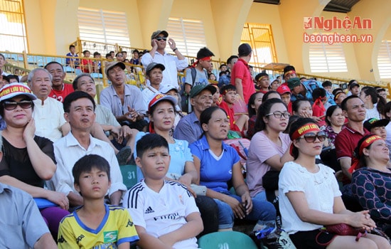 Các CĐV trên khán đài sân Vinh cổ vũ cho các cầu thủ nhí.