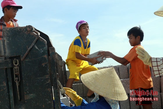 Ở đây, một công lao động của các em được tính ngang bằng với người lớn dù rằng các em chưa đủ tuổi lao động