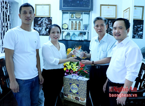 Đồng chí Phạm Thị Hồng Toan và đoàn cán bộ tặng hoa chúc mừng đồng chí Nguyễn Thanh Tiên.