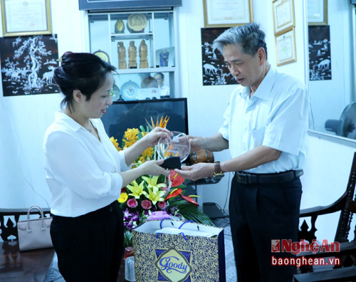 Trao Kỷ niệm chương 20 năm Giải Bóng đá Thiếu niên- Nhi đồng cho đồng chí Nguyễn Thanh Tiên.