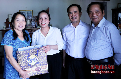 Đoàn thăm và tặng quà cho gia đình nhà báo Lê Huy Lạp và Đặng Thị Thắng