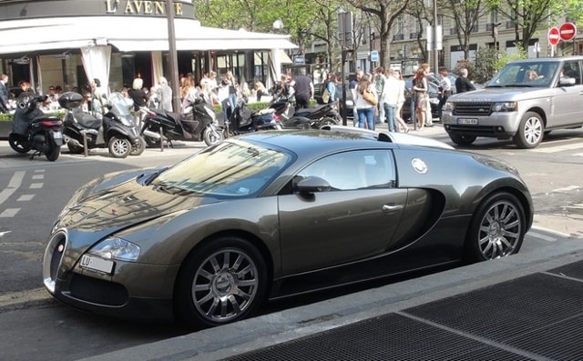Bugatti chỉ sản xuất 450 chiếc Veyron trên toàn cầu nhưng có khá nhiều cầu thủ sở hữu siêu xe này. Dù đã dừng sự nghiệp đá bóng cấp quốc tế, Samuel Etoo vẫn còn chơi ở cấp câu lạc bộ. Và số tiền tích lũy trong sự nghiệp quần đùi áo số đủ giúp cầu thủ này sở hữu siêu xe đắt giá nhất thế giới: Bugatti Veyron. 