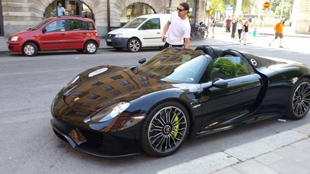 Zlatan Ibrahimovic là một trong những tiền đạo nổi bật nhất, anh cũng là vận động viên có mức giá chuyển nhượng đắt giá tại PSG. Và mỗi ngày tới sân tập, cầu thủ này lái siêu xe đắt nhất của Porsche: 918 Spyder.  
