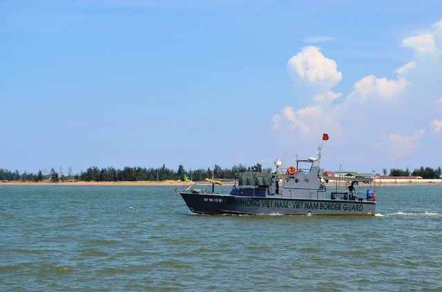 Tàu biên phòng Nghệ An ra biển, đưa phi công Cường vào bờ.