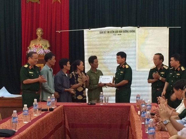 Bộ Quốc Phòng tặng quà cho gia đình ngư dân Phạm Văn Lệ.