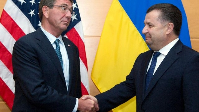 Bộ trưởng Quốc phòng Ukraina - Stepan Poltorak (bên phải) gặp mặt người đồng cấp của Mỹ - Ash Carter tại cuộc họp ở Trụ sở NATO tại Burssels ngày 15/6 (Ảnh: AP)