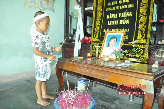 Bố đang phải chăm em trai dưới Bệnh viện, cháu Trương Tiến Bảo mới 4 tuổi còn quá nhỏ nhưng hàng ngày chỉ còn biết thắp hương và găp mẹ qua di ảnh