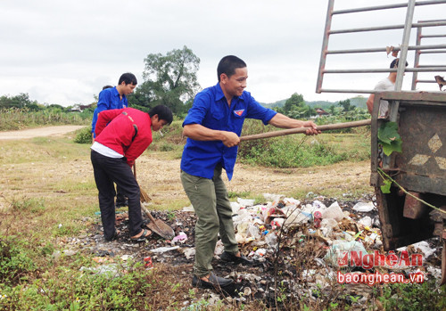 Vi Văn Huy tham gia vệ sinh môi trường