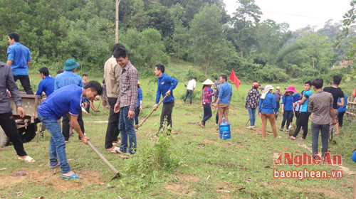 Đoàn viên thanh niên xã Châu Lý tham gia công trình thanh niên, 