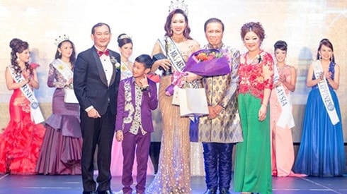 Phút đăng quang Mrs Asia International 2016 của nữ doanh nhân người Việt.