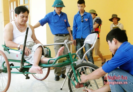 ): Các đoàn viên thanh niên sữa chữa xe lăn cho thương binh nặng. 