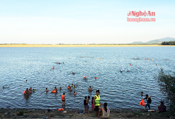 Cứ tầm 5-7h chiều, nhiều người tập trung tắm tại một khúc sông để vừa tập bơi cho con vừa giải nhiệt sau một ngày nắng nóng.