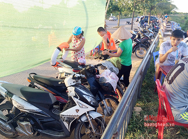Các bãi gửi xe ở đường ven sông Lam 