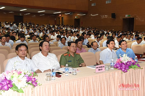 Các đại biểu tiếp thu thinh thần Nghị quyết Đại hội XII của Đảng