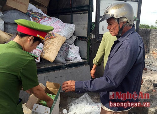 Hơn 7 tấn hàng hóa bị tiêu hủy do không đảm bảo ATVSTP.