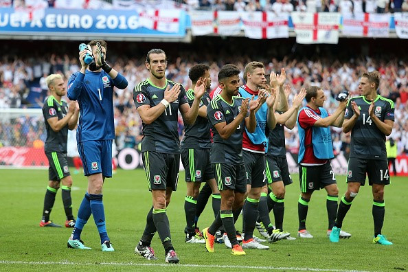 Tan trận, các chiến binh của xứ Wales đi vòng quanh sân để vỗ tay cảm ơn cổ động viên nhà. Có thể thấy Bale đặt tay lên trái tim, nơi có logo của đội bóng quê hương.