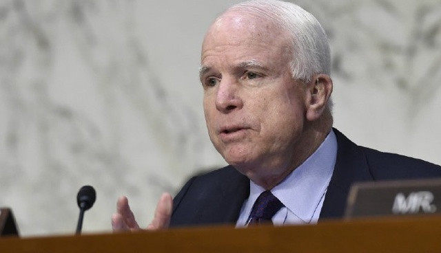 Chủ tịch Ủy ban Quân vụ Thượng viện John McCain là người hoan hỉ nhất khi Dự luật được thông qua (AP).