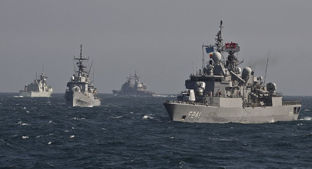 Tàu chiến của NATO tham gia tập trận trên Biển Đen hôm 16/3/2015. Ảnh: AFP.