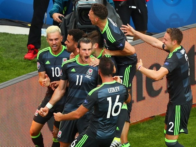 Bale và đồng đội ăn mừng bàn thắng mở tỷ số.