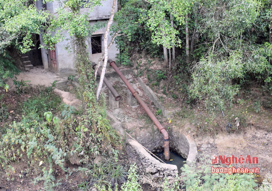 Bào Sừng của xã Lăng Thành cạn kiệt nước nên trạm bơm không hoạt động được.