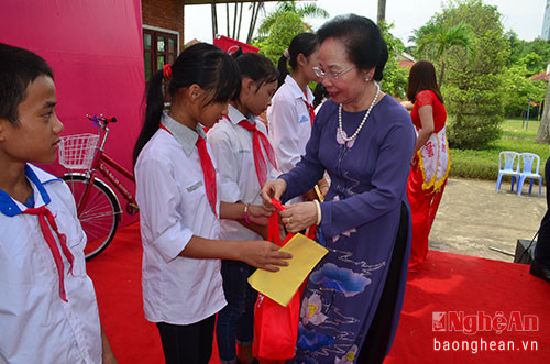 Đồng chí Nguyễn Thị Doan trao quà cho học sinh có hoàn cảnh đặc biệt, khó khăn tỉnh Nghệ An.