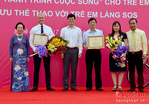 Đồng chí Nguyễn Thị Doan - nguyên Phó Chủ tịch nước CHXHCN Việt Nam và đồng chí Lê Xuân Đại tặng hoa cho các nhà tài trợ.