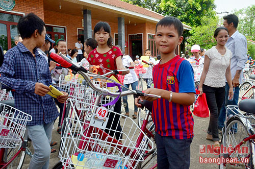 Niềm vui của học sinh nghèo được tặng xe đạp.
