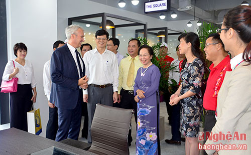 Đồng chí Nguyễn Thị Doan thăm Văn phòng AIA Nghệ An.