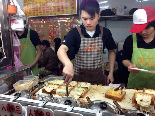 Tuy nhiên, do hình dạng bánh mì khá giống chiếc quan tài nên sau nó đã được đổi tên thành “Gua Cai Ban”, theo tiếng Đài Loan là “chiếc quan tài”. Với tên gọi khác lạ cùng hương vị độc đáo, món ăn nhanh chóng lan rộng trên khắp Đài Loan, đặc biệt là khu vực chợ đêm. Sau này nhiều người từng thay đổi cách gọi món bánh nhưng cái tên “quan tài” đã ăn sâu vào tâm trí thực khách nên nó lại quay lại với tên gọi ban đầu. Ảnh: Sakaratrina.