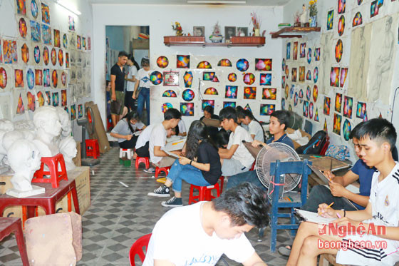 Lớp học vẽ chỉ là một căn phòng cũ, sập sệ chừng khoảng 30 m2. Thầy giáo nguyên là một cựu sinh viên của Trường Đại học Công nghiệp Hà Nội