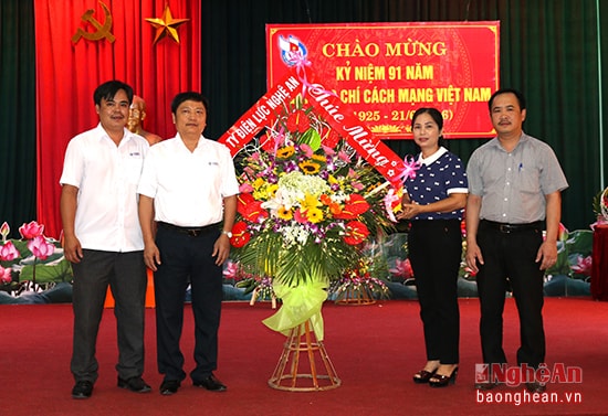 Lãnh đạo Công ty điện lực Nghệ An tặng hoa chúc mừng cán bộ, phóng viên, nhân viên Báo Nghệ An