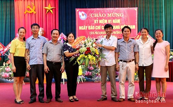 Lãnh đạo phường Vinh Tân - TP Vinh tặng hoa chúc mừng cán bộ, phóng viên, nhân viên Báo Nghệ An