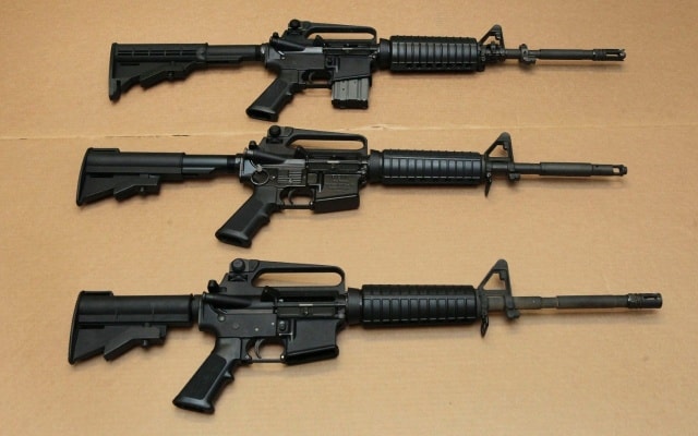 Súng trường tấn công tương tự hung khí gây án của Omar Mateen tại Orlando, Florida, Mỹ. Ảnh: TelegraphOmar Mateen - kẻ gây ra thảm kịch ở hộp đêm Pulse, từng tuyên bố trung thành với IS. Ảnh: TWITTER-GETTY.