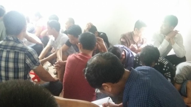 Các đối tượng bị bắt quả tang trên chiếu bạc.