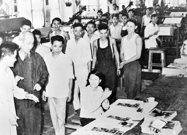 Chủ tịch Hồ Chí Minh đến thăm cán bộ, công nhân viên Nhà máy in Tiến Bộ tại Hà Nội, ngày 11 tháng 05 năm 1959.}