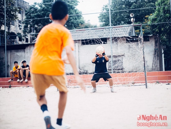 Bóng nằm gọn trong tay thủ thành