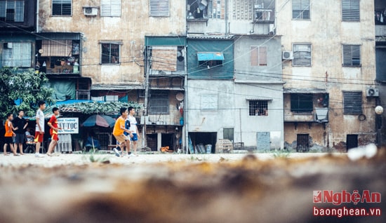 Chọn ghi lại khoảnh khắc của những đứa trẻ khu nhà tầng làm “cầu thủ nhí”, không chỉ bởi muốn ghi lại những hồn nhiên của lũ trẻ, mà còn bởi nỗi luyến tiếc