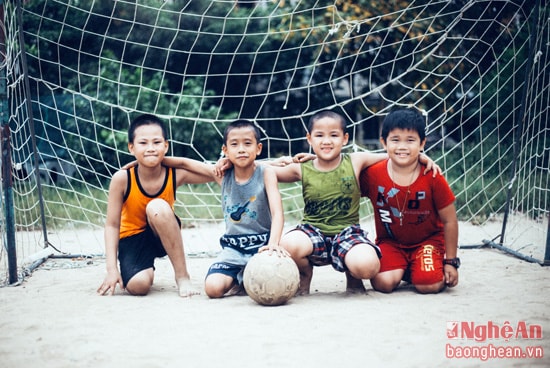 Kết thúc trận đấu, chụp ảnh kỷ niệm nào