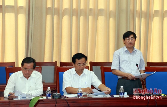 Đồng chí Nguyễn Xuân Hồng, Phó Giám đốc Sở Y tế báo cáo về kết quả thực hiện đề án Sữa học đường